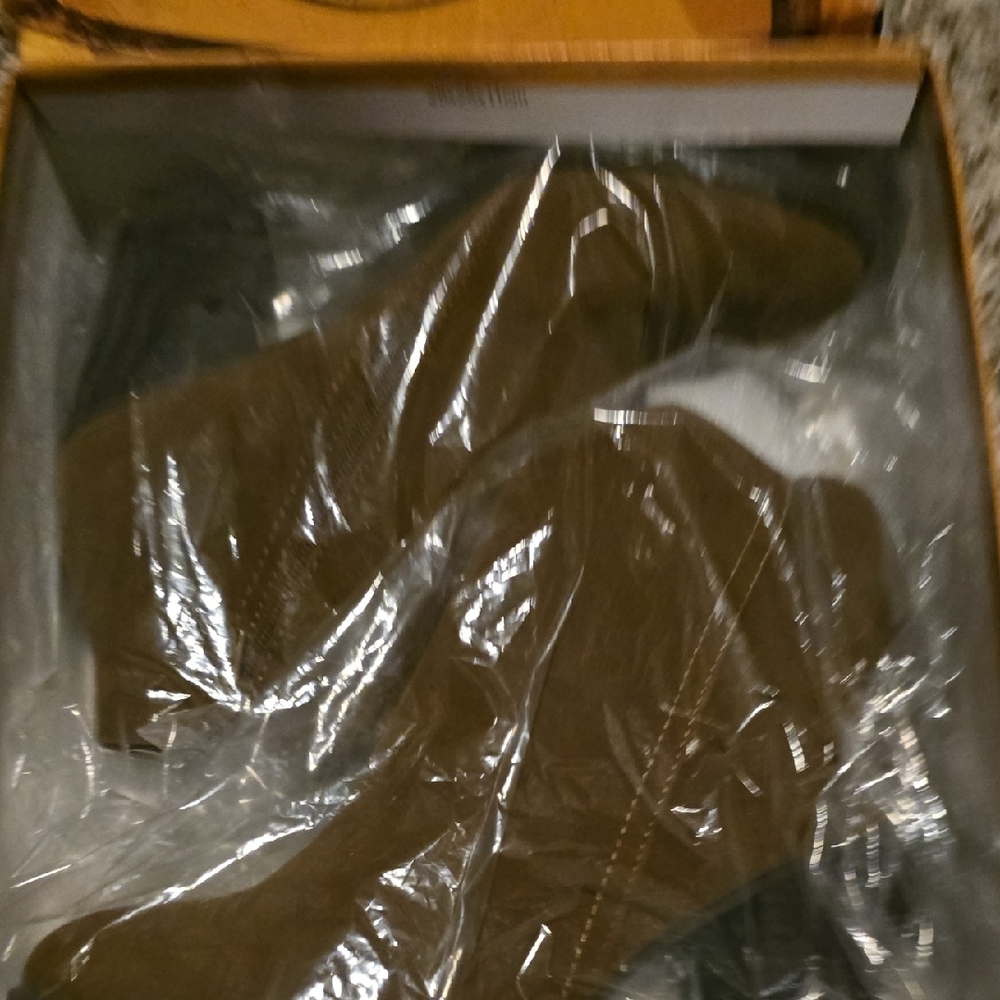 Elegant Brown Heeled Boots - Picture 3 of 4